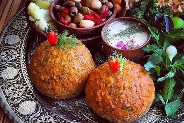ارائه غذاهای سنتی آذربایجانی